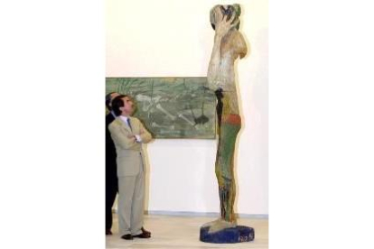 Aznar contempla una de las obras expuestas en el Patio Herreriano