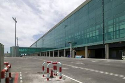 La fachada de la T1 del aeropuerto de Barcelona se mimetiza con su entorno gracias al cristal.