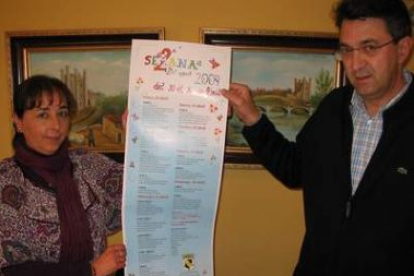 La concejala Josefina Martínez y el alcalde muestran el cartel de la Semana del Mayor que comienza e