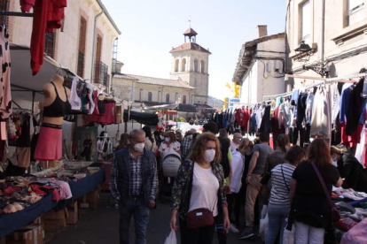 Miles de personas abarrotaron las calles de la villa del Porma, ocupadas por el tradicional mercado del Pilar de Boñar. CAMPOS