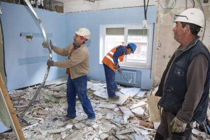 Las obras para reconvertir la clínica en residencia de ancianos comenzaron esta semana con los primeros derribos. F. OTERO PERANDONES