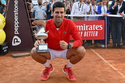 Djokovic posa con el trofeo que le acredita como vencedor en el Masters 1000 de Roma tras imponerse en la final a Tsitsipas. FERRARI