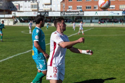 El jugador del filial culturalista Abel, de blanco, controla un balón a pesar de la oposición del jugador maragato Jaime. CYDL