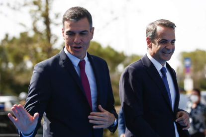 El primer ministro griego, Kyriakos Mitsotakis, da la bienvenida a Sánchez a la cumbre de Atenas. YIANNIS KOLESIDIS