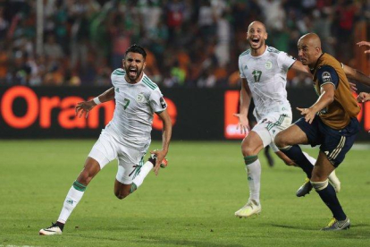 Riyad Mahrez celebra el gol con el clasificó a Argelia para la final de la CAN.