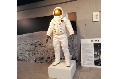 Uno de los trajes expuestos en el museo lunar de Fresnedillas de la Oliva. BORJA MÉNDEZ