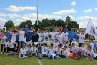 Formación del equipo de la Casa de Asturias, campeón de 3ª Provincial Infantil. DL