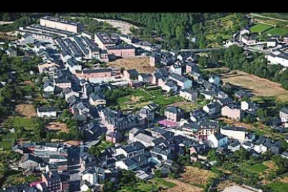 Distintos barrios y vistas parciales del centro urbano de Toreno. En la fotografía inferior, una pequeña mina entre esta localidad y Villar de las Traviesas