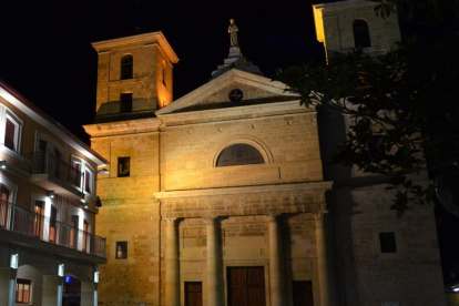 Iglesia de San Pedro de Valencia de Don Juan de noche. MEDINA