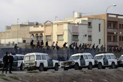 Inmigrantes en la valla fronteriza de Melilla.