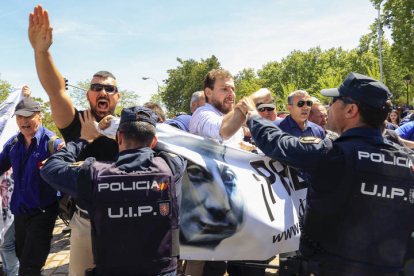 Manifestantes, este lunes durante el traslado del cuerpo de Primo de Rivera a San Isidro. EFE