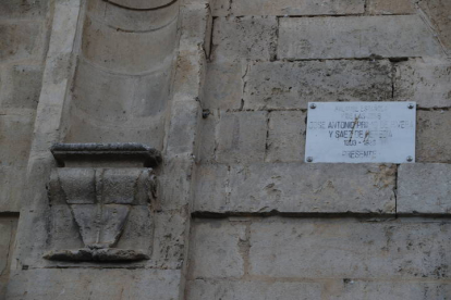 Placa de homenaje a Primo de Rivera en San Marcelo. RAMIRO