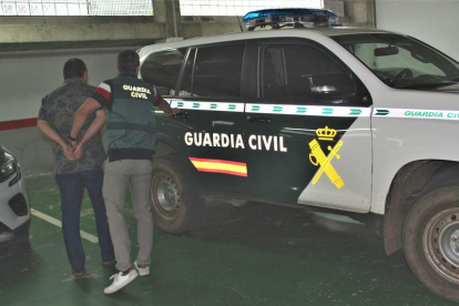 Momento en el que la Guardia Civil traslada al individuo. DL