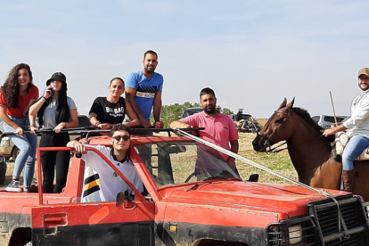 Encierro taurino de campo en Cimanes de la Vega con un novillo y una vaquilla. RAFA CAZÓN