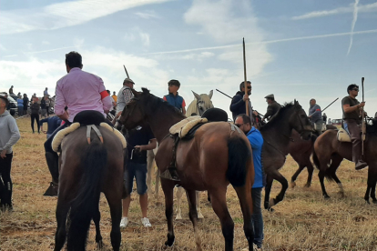 Encierro taurino de campo en Cimanes de la Vega con un novillo y una vaquilla. RAFA CAZÓN