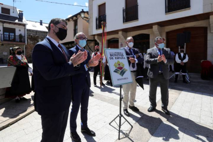 El consejero de Cultura y Turismo, Javier Ortega (2I), durante el acto de proclamación de Molinaseca como ´Uno de los pueblos más bonitos de España. ANA F.BARREDO