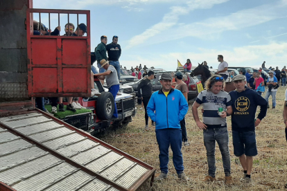 Encierro taurino de campo en Cimanes de la Vega con un novillo y una vaquilla. RAFA CAZÓN