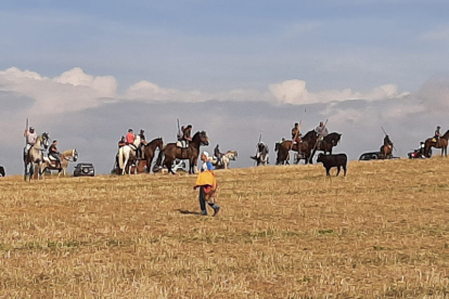 Encierro taurino de campo en Cimanes de la Vega con un novillo y una vaquilla. RAFA CAZÓN