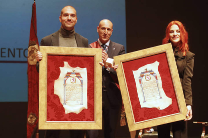 Pablo Álvarez y Sara García posan con sus títulos de Hijos Predilectos de la Ciudad de León. RAMIRO