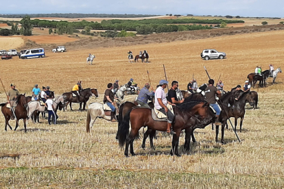 Encierro taurino de campo en Cimanes de la Vega con un novillo y una vaquilla. RAFA CAZÓN