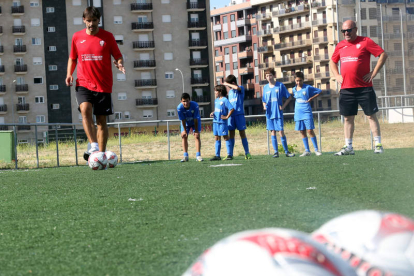Fernando Morientes, con el balón en los pies, enseña técnicas de fútbol a los jóvenes.