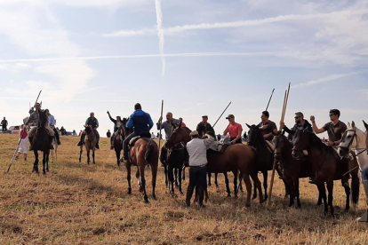 Encierro taurino de campo en Cimanes de la Vega con un novillo y una vaquilla. RAFA CAZÓN