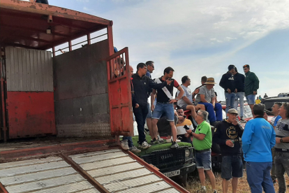 Encierro taurino de campo en Cimanes de la Vega con un novillo y una vaquilla. RAFA CAZÓN