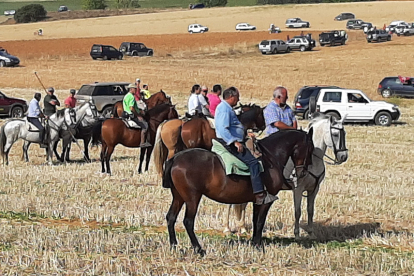 Encierro taurino de campo en Cimanes de la Vega con un novillo y una vaquilla. RAFA CAZÓN