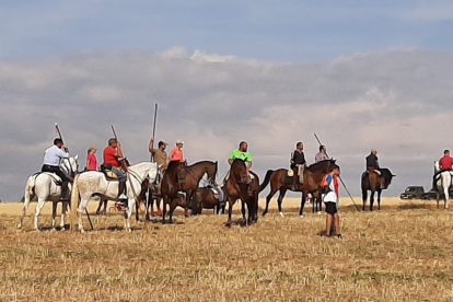 Encierro taurino de campo en Cimanes de la Vega con un novillo y una vaquilla. RAFA CAZÓN