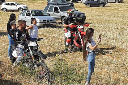 Encierro taurino de campo en Cimanes de la Vega con un novillo y una vaquilla. RAFA CAZÓN