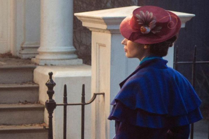 Emily Blunt, como Mary Poppins, frente al hogar de la familia Banks.
