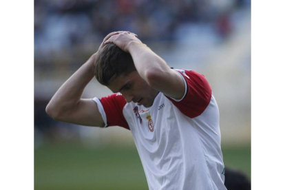Iván Garrido se lleva las manos a la cabeza tras el tercer gol del Marino