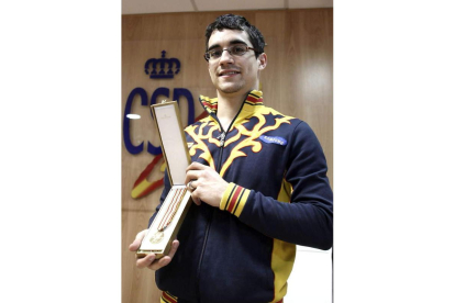 Javier Fernández muestra el oro que consiguió en el Europeo.