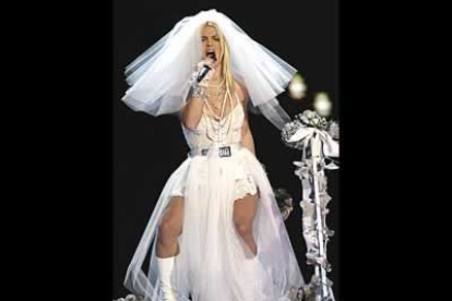 Por el contrario, Britney Spears, admirada y criticada por sus comentarios sobre su virginidad, abandonaba su tipificada apariencia de inocente. Por muy de blanco que fuera, ya se sabe que el hábito no hace al monje.