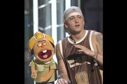 Pese a las gafitas de niño bueno, el rapero Eminem daba a la noche su genuino toque. Aparecía en el escenario dialogando con un muñeco. Hasta aquí, todo perfecto...
