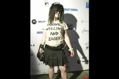Y entre los asistentes, Kelly Osbourne con una camiseta que rezaba 'joven, dispuesta e impaciente', además de la diademita de princesa.