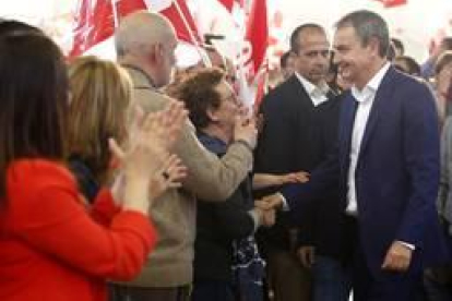 El expresidente Zapatero saluda a los asistentes a su mitin de cierre de campaña en León.