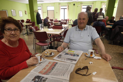 María del Carmen de Lucas y Leonardo Martínez disfrutan de un café mientras leen el periódico. RAMIRO