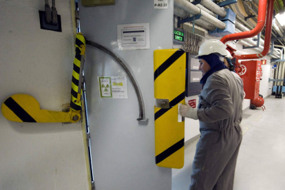 Un trabajador de Garoña, en el interior de la central nuclear burgalesa, en una imagen de archivo.