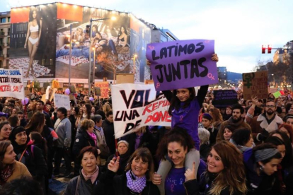 La manifestación de las mujeres de Barcelona, en el paseo de Gràcia.