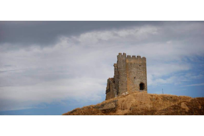 Castillo de Cea, situado sobre el río del mismo nombre. JESÚS F. SALVADORES