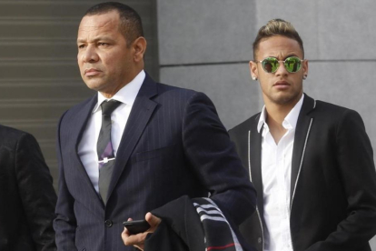 El padre de Neymar y su hijo, el día de su comparecencia en la Audiencia Nacional de Madrid.