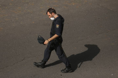Un policía se retira a descansar de la custodia del hotel de Adeje, Tenerife. CRISTÓBAL GARCÍA