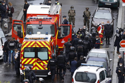 El equipo de rescate en el día del atentado a Charlie Hebdo. IAN LANGSDON