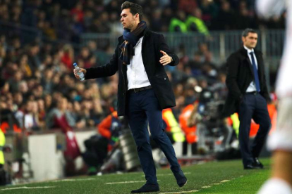 El entrenador de la Cultural Víctor Cea durante el partido de vuelta de los dieciseisavos de final de la Copa del Rey disputado en el Camp Nou. ALEJANDRO GARCÍA