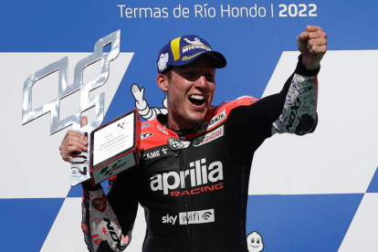 Aleix Espargaró celebra su triunfo en el GP de Argentina y su liderato en el Mundial de MotoGP. RONCORONI