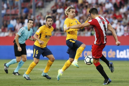 Griezmann y Espinosa disputan el balón durante el partido jugado en Montilivi