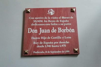 Placa de la inauguración en honor a Juan de Borbón. DL