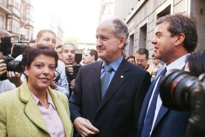 Juan Maria Atutxa (centro), junto a Kontxi Bilbao y Gorka Knorr, antes del juicio por desobediencia, en octubre del 2005 en Bilbao.