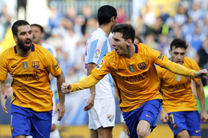 Messi celebra el tanto del triunfo del Barcelona que evitó un tropiezo culé en Málaga.